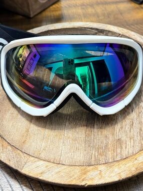 White Snow Goggles with Mirrored Rainbow Lens